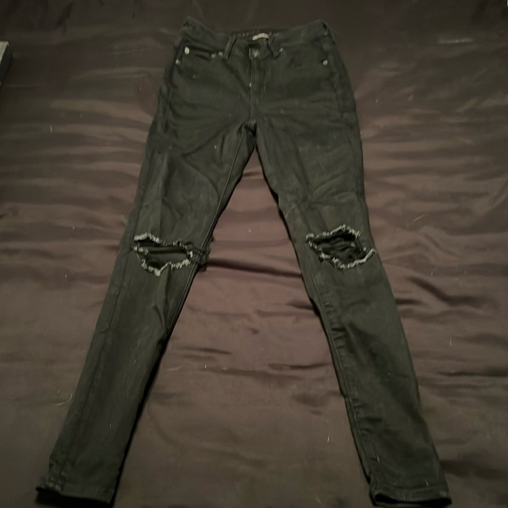 American eagle next level stretch skinny jeans. 
Distressed
Size 4